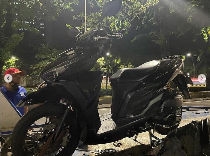 Honda Vario 150 yang diserempet CR-V di Jl Jenderal Sudirman, Jakarta Selatan