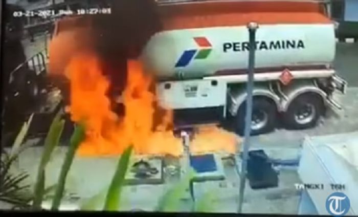 Truk tangki nyaris terbakar saat mau bongkar muatan BBM di SPBU.