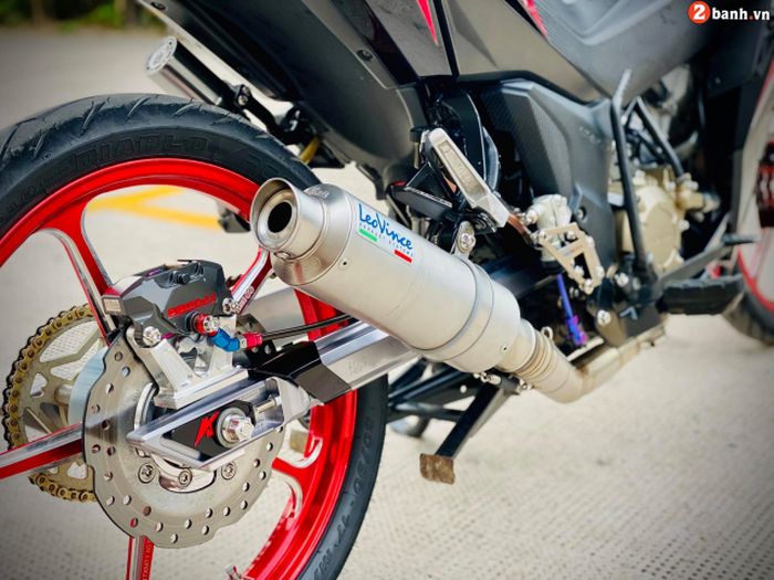 Area mesin dapat penggantian exhaust system dari LeoVince 