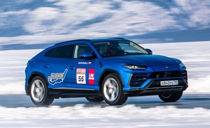 Lamborghini Urus jadi SUV tercepat di jalur es dengan kecepatan 298 Km/jam.