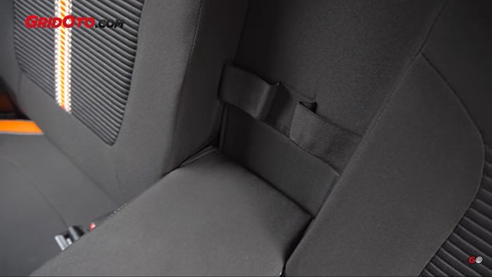 Cupholder belakang Renault Kwid Climber yang berbentuk seperti strap.