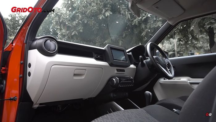 Dashboard Suzuki Ignis GX AGS, memperlihatkan glovebox dan laci di atas glovebox.