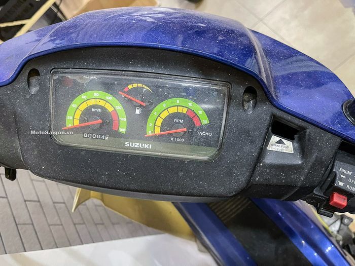 panel instrumen analog pada Suzuki RG Sport.