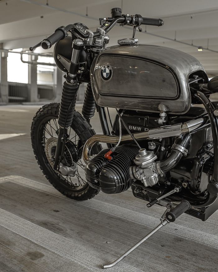 Tangki bawaan BMW R90 dibuat raw finish