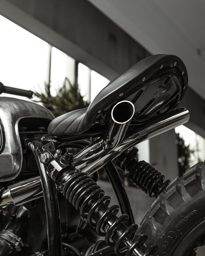 Desain knalpot yang seolah-olah menopang joknya