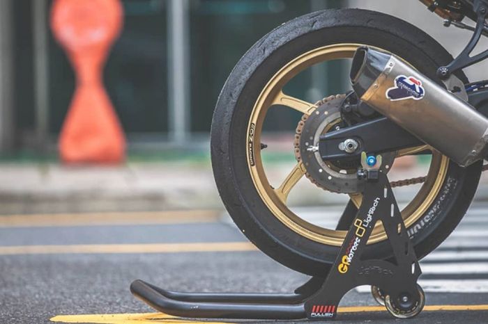 Pelek diganti OZ Racing, knalpot pakai Termignoni