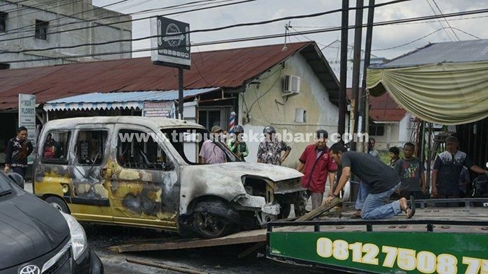 Peugeot Partner terbakar