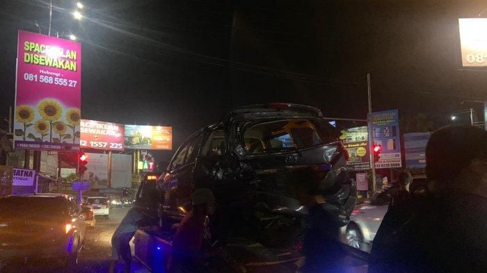 Mobil yang terlibat kecelakaan beruntun di Ringroad Utara diangkut menggunakan towing, Jumat (26/3/2021). (Tribunjogja.com/Ardhike Indah)