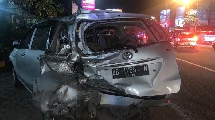 obil yang terlibat kecelakaan beruntun di Ringroad Monjali, Jumat (26/3/2021) malam. (Tribunjogja.com/Ardhike Indah)