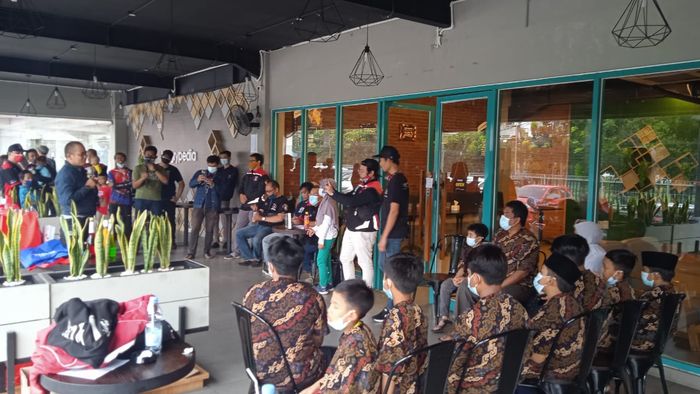 Yamaha Lexi Community Jakarta (YLCJ) mengadakan bakti sosial untuk anak yatim