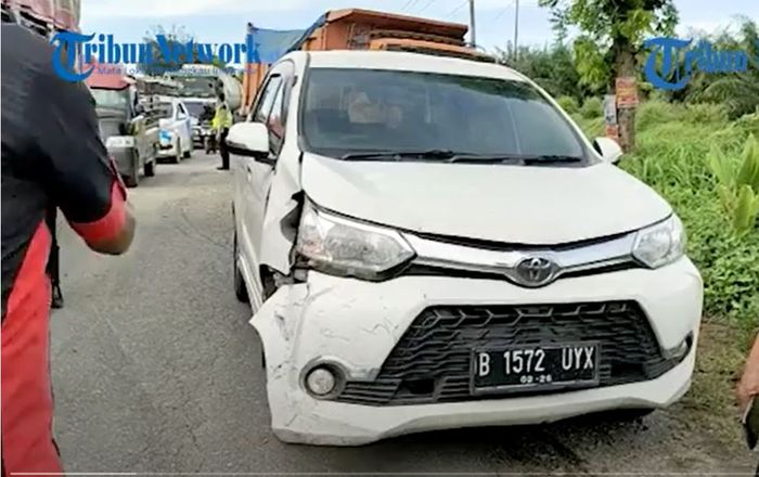 Toyota Avanza ikut terlibat dalam kecelakaan Isuzu Panther dan truk di jalan lintas Sumatera, kabupaten Batubara, Sumatera Utara