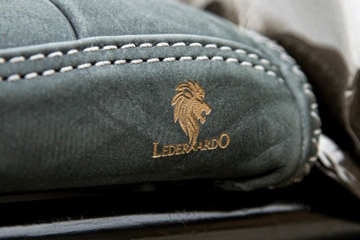 Jok berlapis suede yang elegan