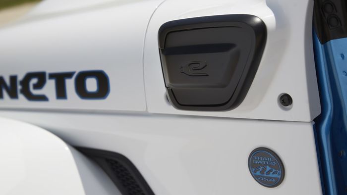 Tempat pengisian daya baterai Jeep Magneto