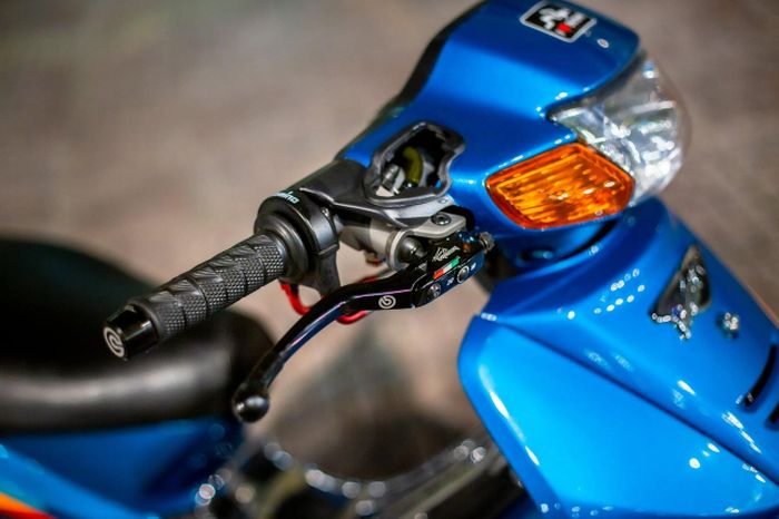 Kokpit diberi master rem Brembo RCS dan gas spontan Domino