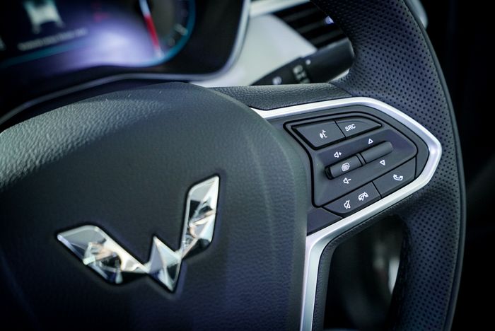 Switch steering pada Wuling Almaz RS dengan penambahan tombol baru