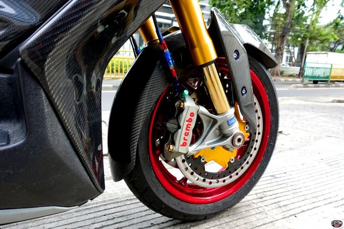 Suspensi depan XMAX hedon ini pakai Ohlins Ducati, remnya jadi ganda pakai kaliper Brembo