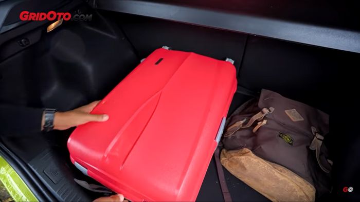 Bagasi Toyota Yaris saat dicoba koper memanjang.