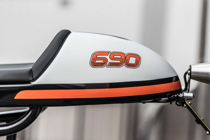 Buntut khas cafe race lawas yang difungsikan sebagai tempat kelistrikan