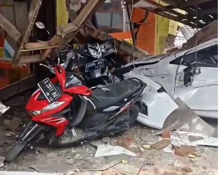 Honda City, tiga motor dan toko roti yang ditebas truk di Pemalang, Jawa Tengah