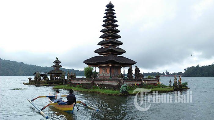 Pura Ulun Danu Beratan di Danau Beratan lokasi OtoTraveling
