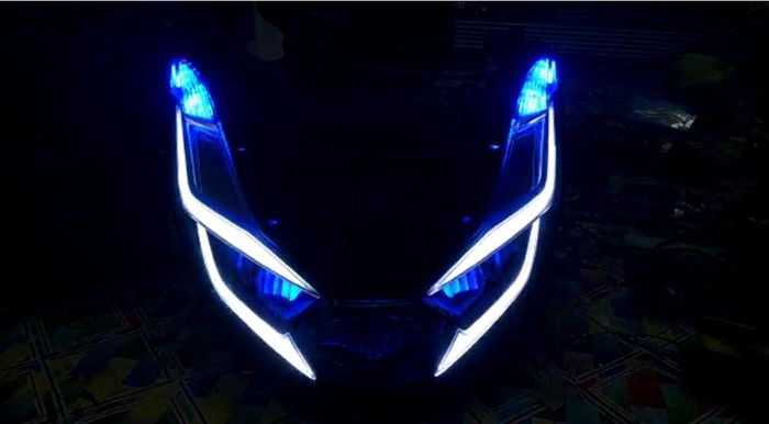 Tampilan alis PCX 160 lebih terang lengkap dengan devil eye biru buatan RIC Lighting