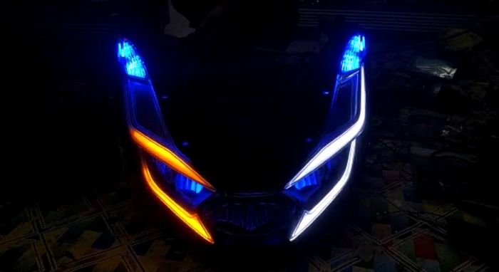 Selain menjadi DRL, alis PCX 160 juga berfungsi menjadi sein dengan model running