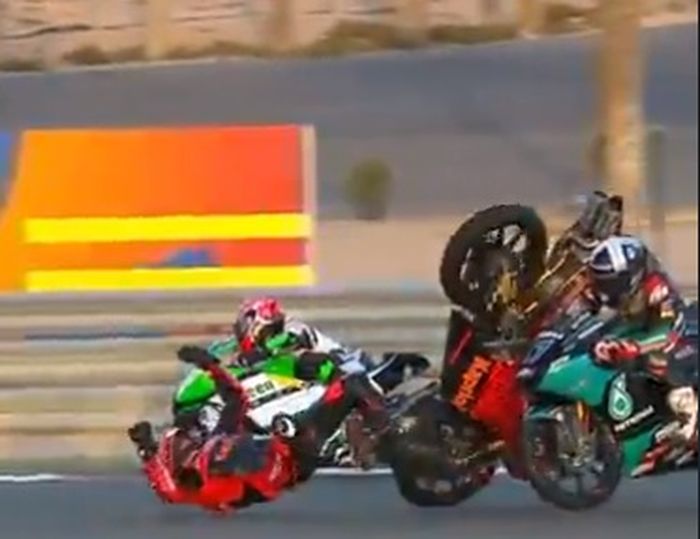 Jeremy Alcoba saat insiden dengan John Mcphee di Moto3 Doha 2021