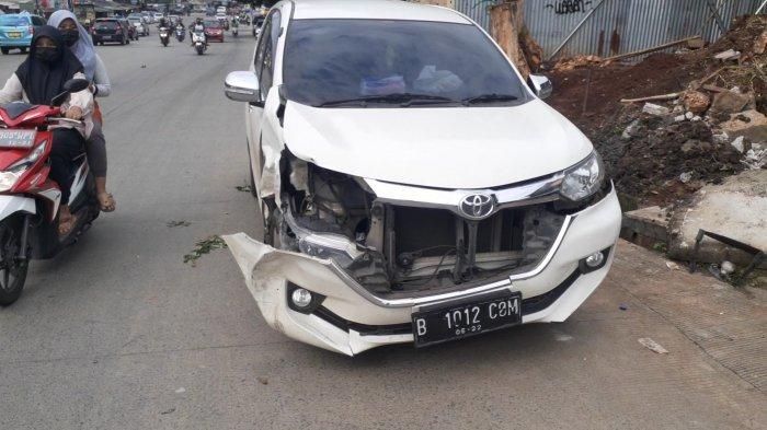 Toyota Avanza cacat depan usai kontra Agya di Jl Siliwangi, Pamulang, Tangerang Selatan, (4/4/21)