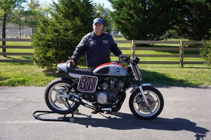 Pete Sykes dengan Kawasaki Zephyr 550 street tracker garapannya
