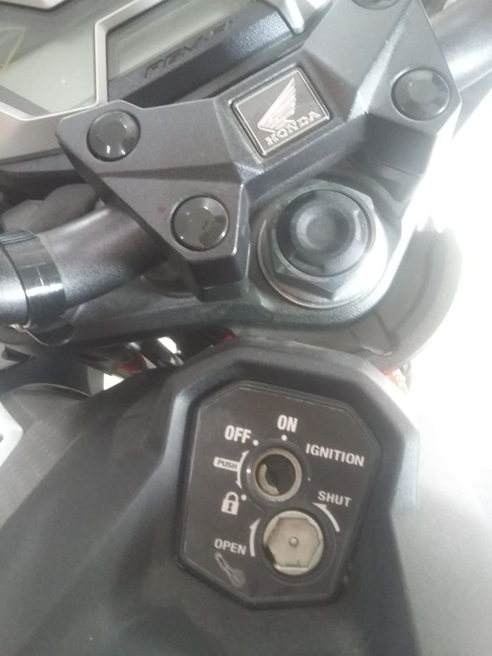 Kunci kontak dengan pengaman magnet jadi salah satu cara untuk memperlambat pergerakan pencurian sepeda motor