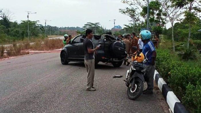 Toyota Rush hantam median jalan hingga atap gepeng di depan Kantor Dinas Pendidikan Kepulauan Riau