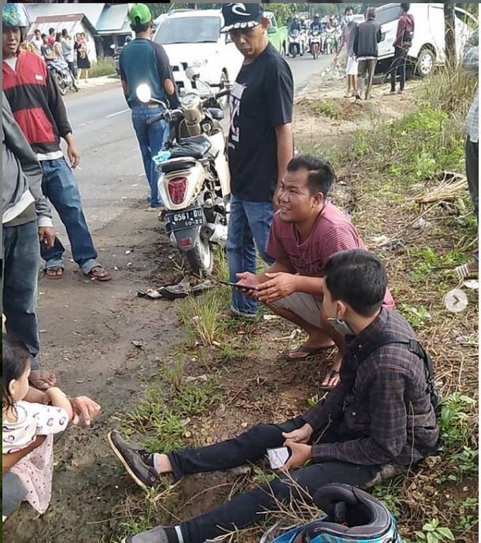Honda Scoopy ikut disambar Daihatsu Sigra di Jl Ahmad Yani KM 102, desa Suato Tatakan, Tapin Selatan, Kalimantan Selatan, (5/4/21)