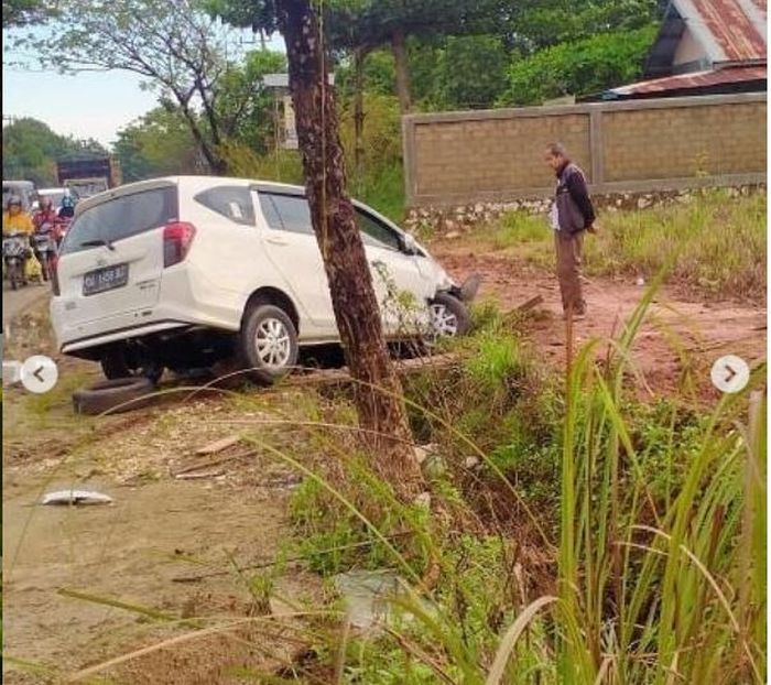 Daihatsu Sigra yang menyambar Toyota Avanza dan Honda Scoopy di Tapin Selatan, Kalimantan Selatan