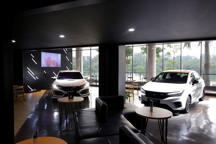  Dreams Caf&eacute; merupakan kafe pertama di dunia yang dibuka oleh Honda di Ground Floor, Senayan Park Jakarta.