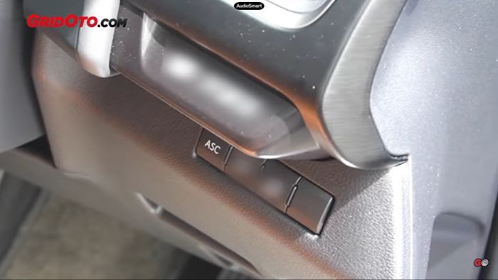 Tombol ASC Lexus UX 300e.