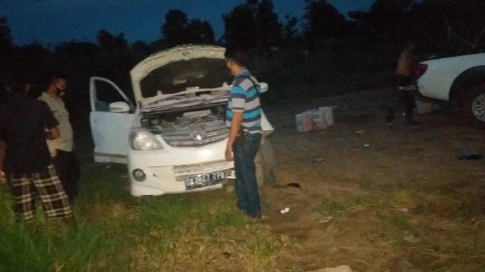 Kondisi Toyota Avanza S usai terbakar di pintu keluar SPBU Cempaka, Banjarbaru, Kalimantan Selatan