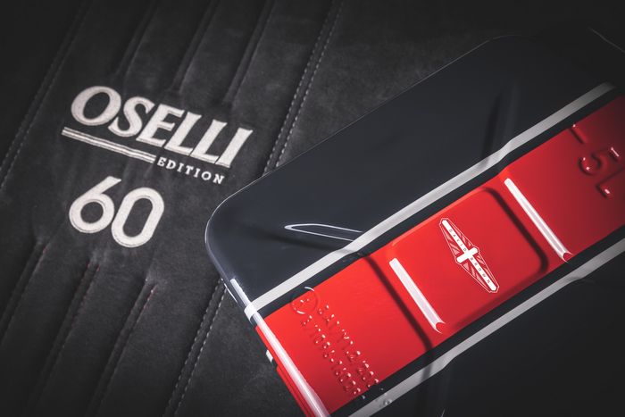 Beberapa emblem dan logo menunjukkan kalau Mini Remastered Oselli Edition cuma akan dibuat 60 unit saja