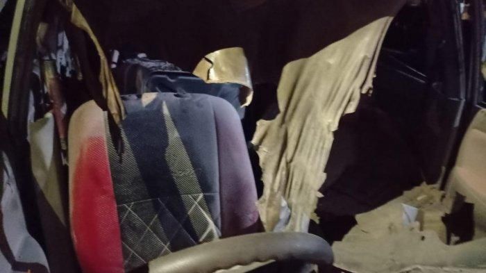 Kondisi kabin Toyota Avanza S yang terbakar di pintu keluar SPBU Cempaka, Banjarbaru, Kalimantan Selatan