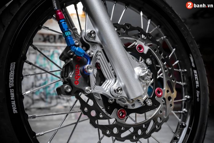 Pakai pelek Excel dan pengereman Brembo