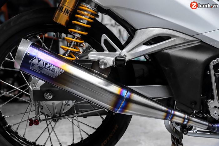 Shock belakang pakai Ohlins dan mesinnya dapat upgrade exhaust system