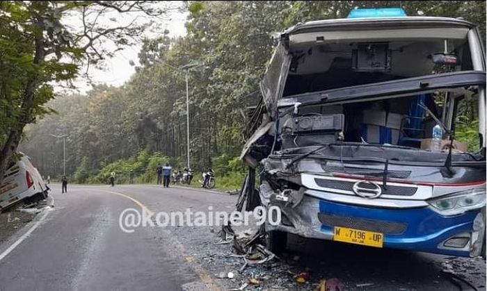 Kondisi Bus Sumber Selamat usai saling sambar dengan Bus Mira di Kedunggalar, kabupaten Ngawi, Jawa Timur