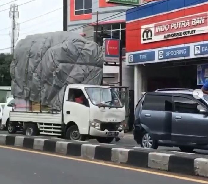 Isuzu Traga seruduk Daihatsu Xenia hingga terpental tabrak bumper bus Sumber Selamat di Kerten, Laweyan, Solo, Jawa tengah