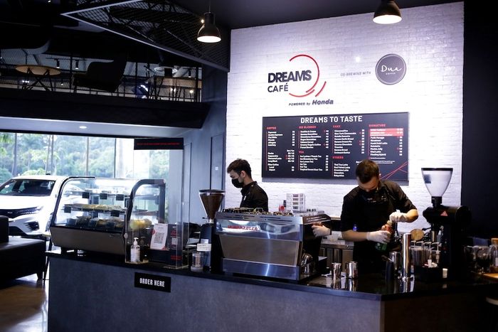 Dreams Caf&eacute; merupakan kafe pertama di dunia yang dibuka oleh Honda di Ground Floor, Senayan Park Jakarta.