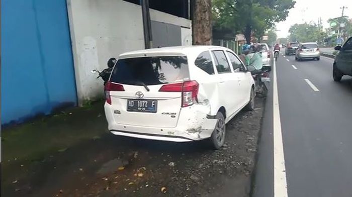 Toyota Calya pecah bumper belakang kecelakaan beruntun di Jl Ki Mangun Sarkoro, Sumber, Banjarsari, Solo, Jateng