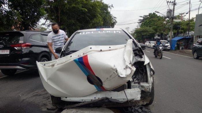 Kondisi Honda Jazz hancur parah terlibat kecelakaan beruntun di Jl Ki Mangun Sarkoro, Sumber, Banjarsari, Solo, Jawa Tengah