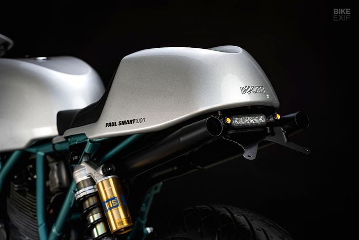 Buntut kustom dengan cekungan di bagian atas menyerupai tangki bawaan Ducati Paul Smart