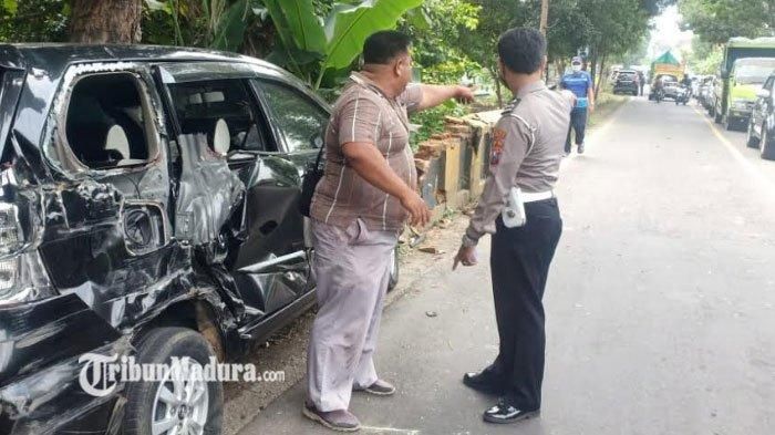 Pelat bodi kanan Toyota New Avanza terkelupas disambar truk dari belakang di Jl raya Artodung, Galis, Pamekasan, Madura, (8/4/21)