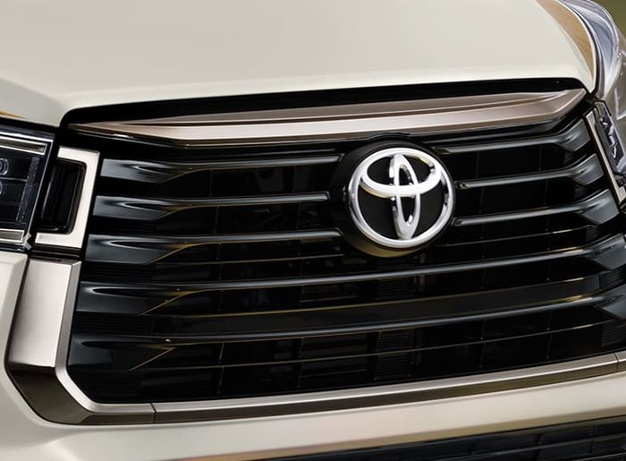 Toyota Innova Venturer 2.4 AT edisi 50 tahun dengan gril dark krom