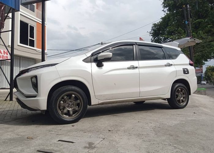 Modifikasi Mitsubishi Xpander pakai pelek palang dari HSR Wheel