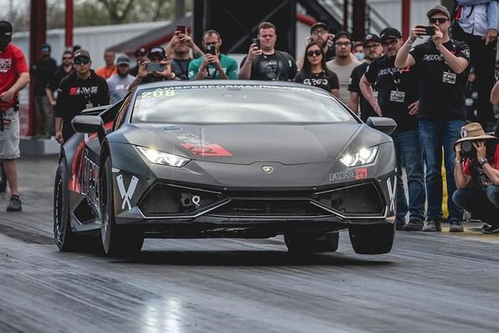 Lamborghini Huracan Performante garapan AMS Performnce ketika sedang beraksi di lintasan drag.